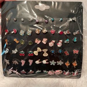 Set of 30 pieced earrings NIB